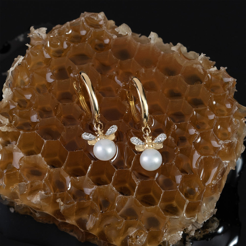 Aros de abeja con perlas y diamantes inspirados en panal en oro amarillo de 9 quilates