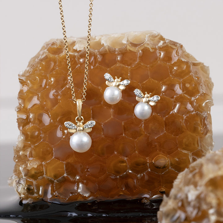 Pendientes de abeja con perlas y diamantes inspirados en panal en oro amarillo de 9 quilates