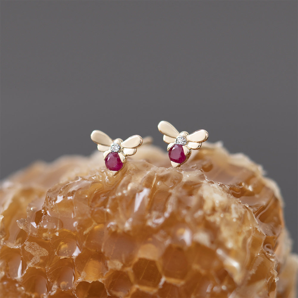 Pendientes de abeja con rubí y diamantes inspirados en panal en oro amarillo de 9 quilates