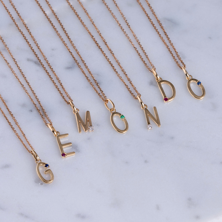 Collar inicial con letra de diamantes en oro amarillo de 9 quilates
