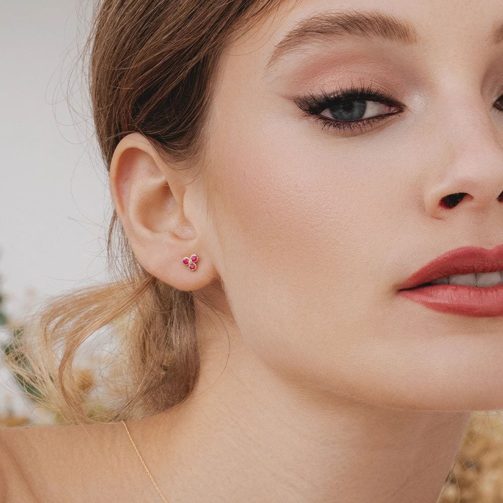 Aretes florales con tres piedras y rubíes en oro amarillo de 9 quilates