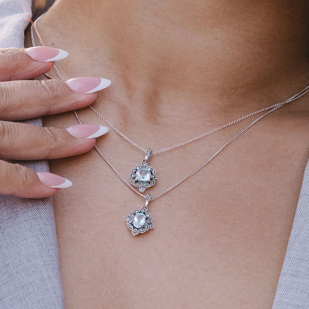 Collar con colgante de topacio azul y marcasita estilo cojín estilo Art Déco en plata de ley
