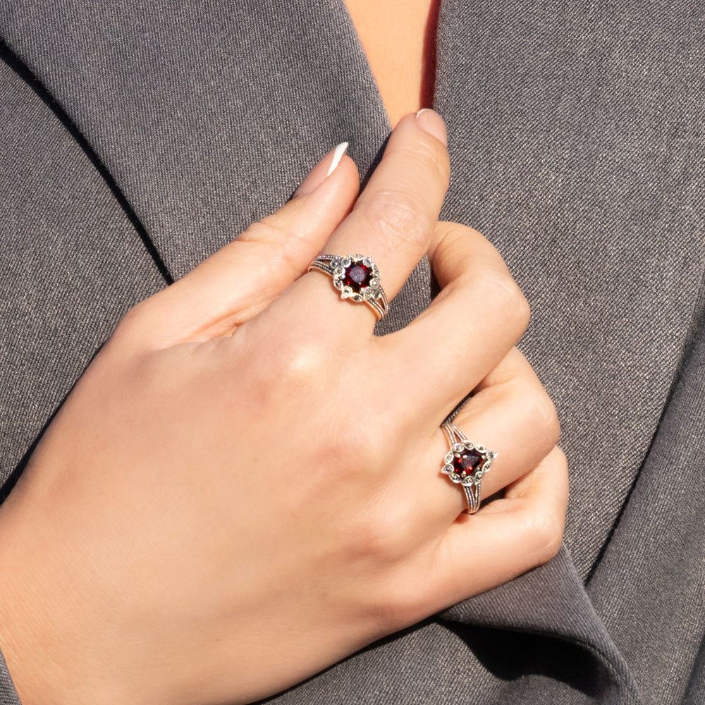 Anillo Art Déco con granate y marcasita en plata de ley