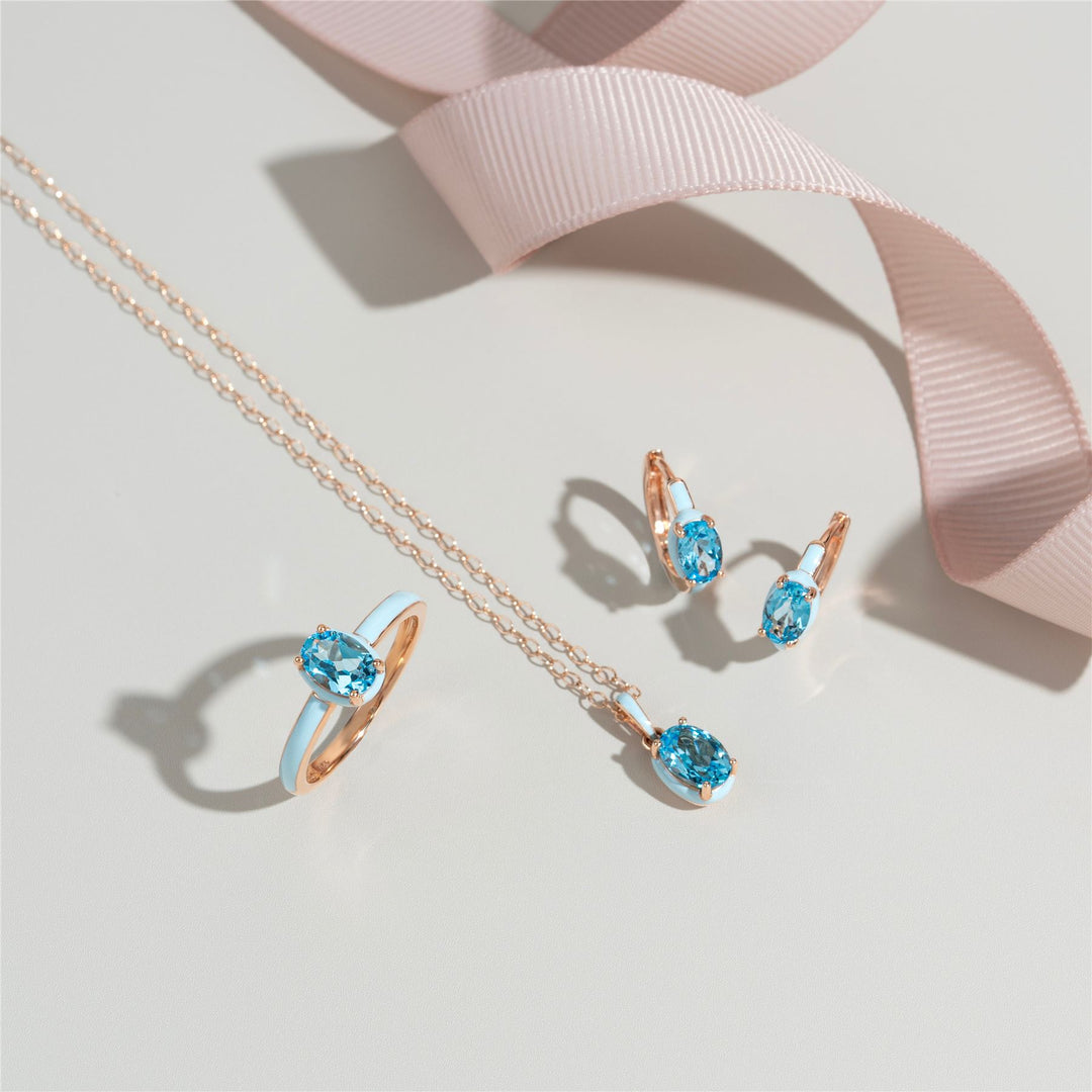 Anillo de esmalte azul y topacio azul cielo ovalado de Vals Siberiano en oro vermeil rosa