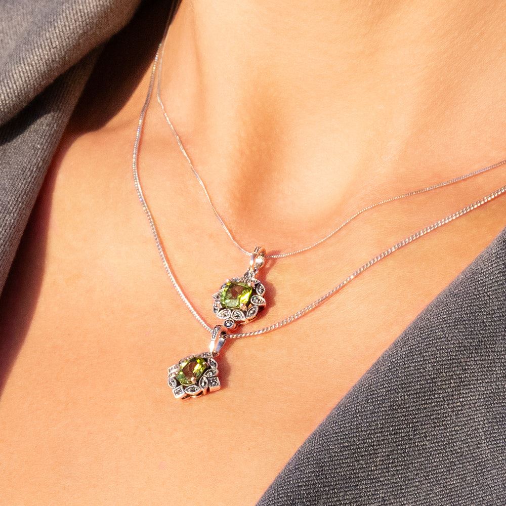Collar con colgante de peridoto y marcasita estilo art déco en plata de ley.