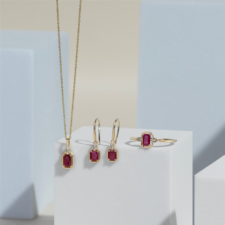 Anillo clásico de rubí baguette y diamantes en oro amarillo de 9 quilates
