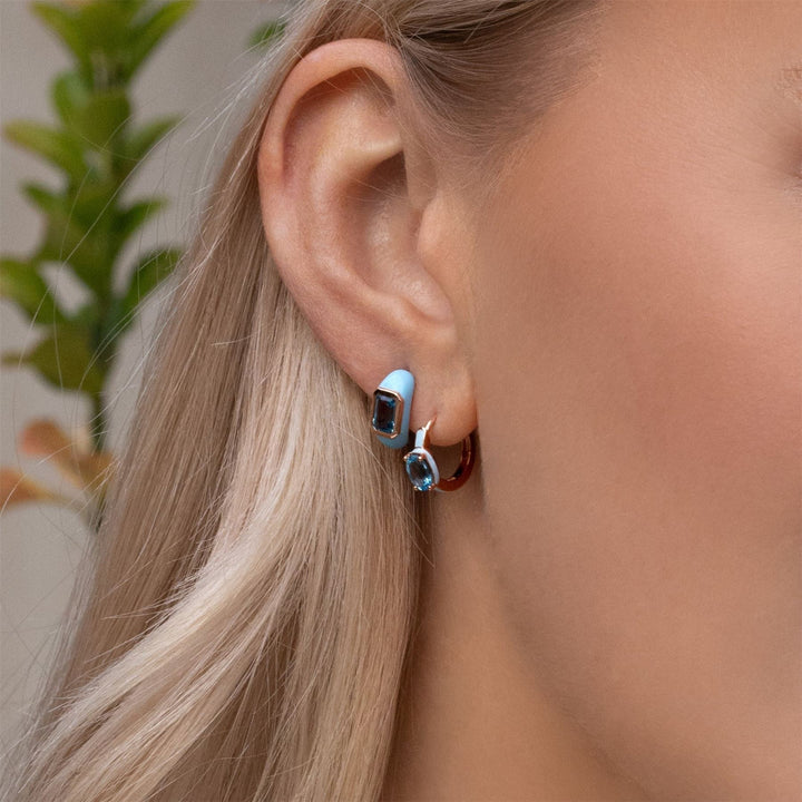 Pendientes de aro con esmalte azul y topacio azul cielo ovalado de Vals Siberiano en oro vermeil rosa