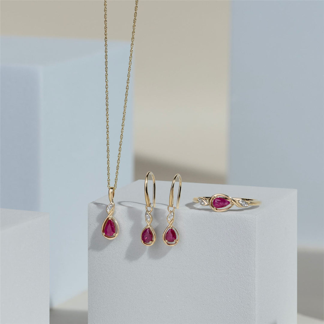 Collar clásico con colgante de rubí y diamantes en forma de pera en oro amarillo de 9 quilates
