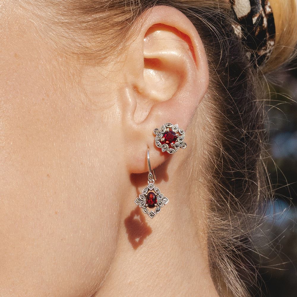 Pendientes estilo Art Déco con granate y marcasita en forma de cojín en plata de ley