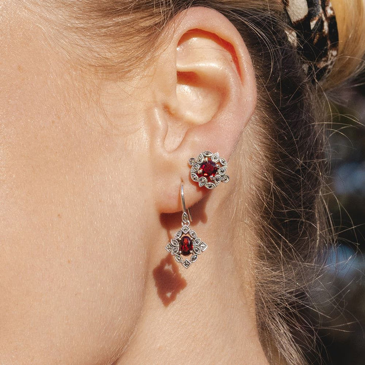 Pendientes estilo Art Déco con granate y marcasita en forma de cojín en plata de ley