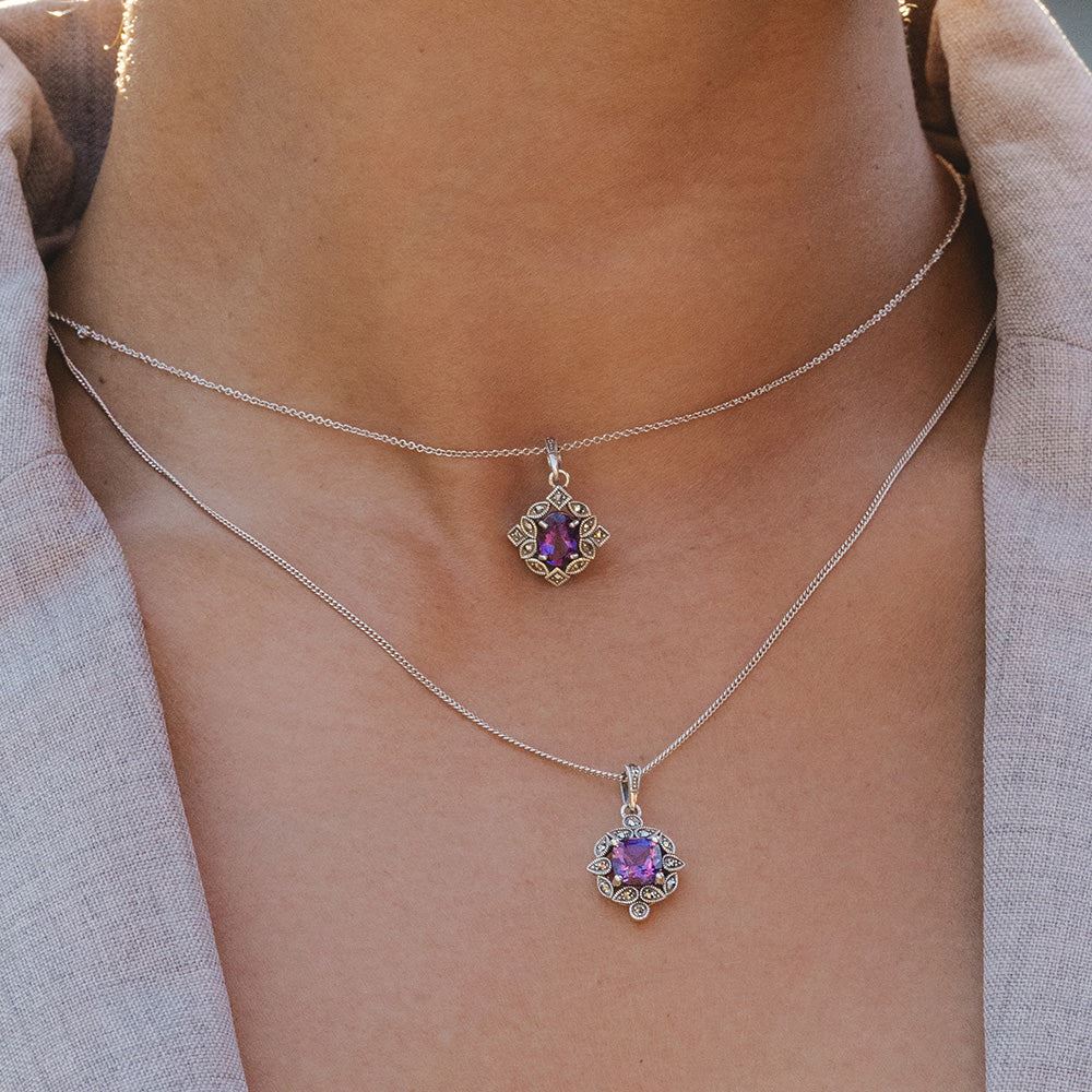 Collar con colgante de amatista y marcasita estilo cojín estilo art déco en plata de ley.