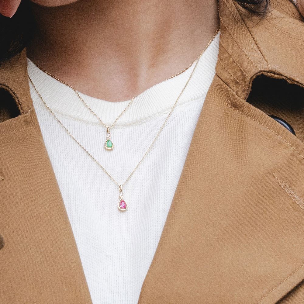 Collar clásico con colgante de rubí y diamantes en forma de pera en oro amarillo de 9 quilates