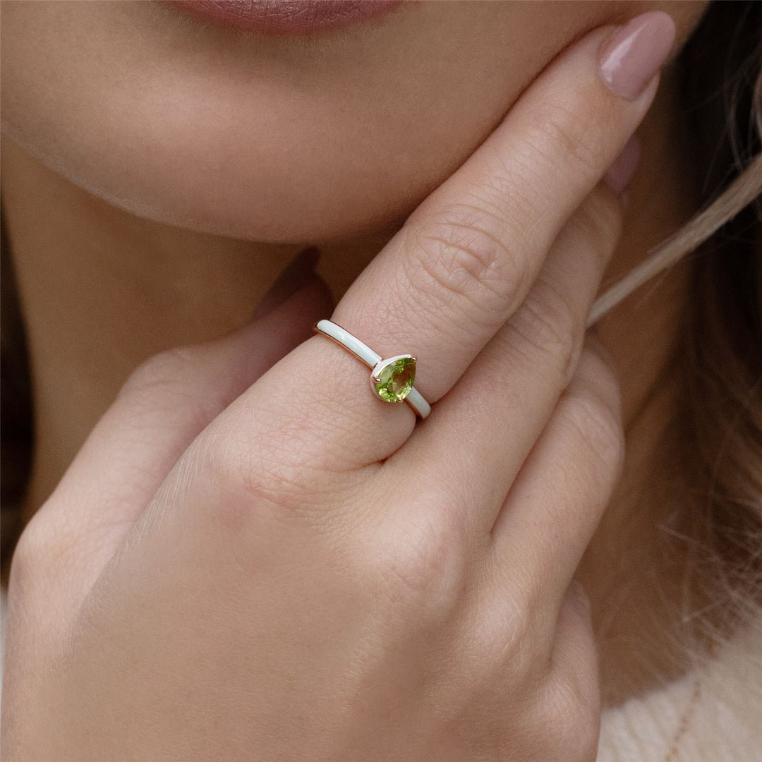 Anillo de esmalte verde y peridoto pera de Vals Siberiano en oro vermeil rosa