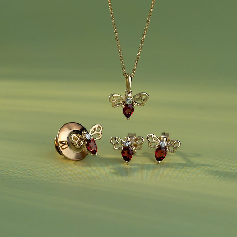 Honeycomb Art Nouveau Pear Shape Garnet and Diamond Bee Pin in 9ct Yellow Gold