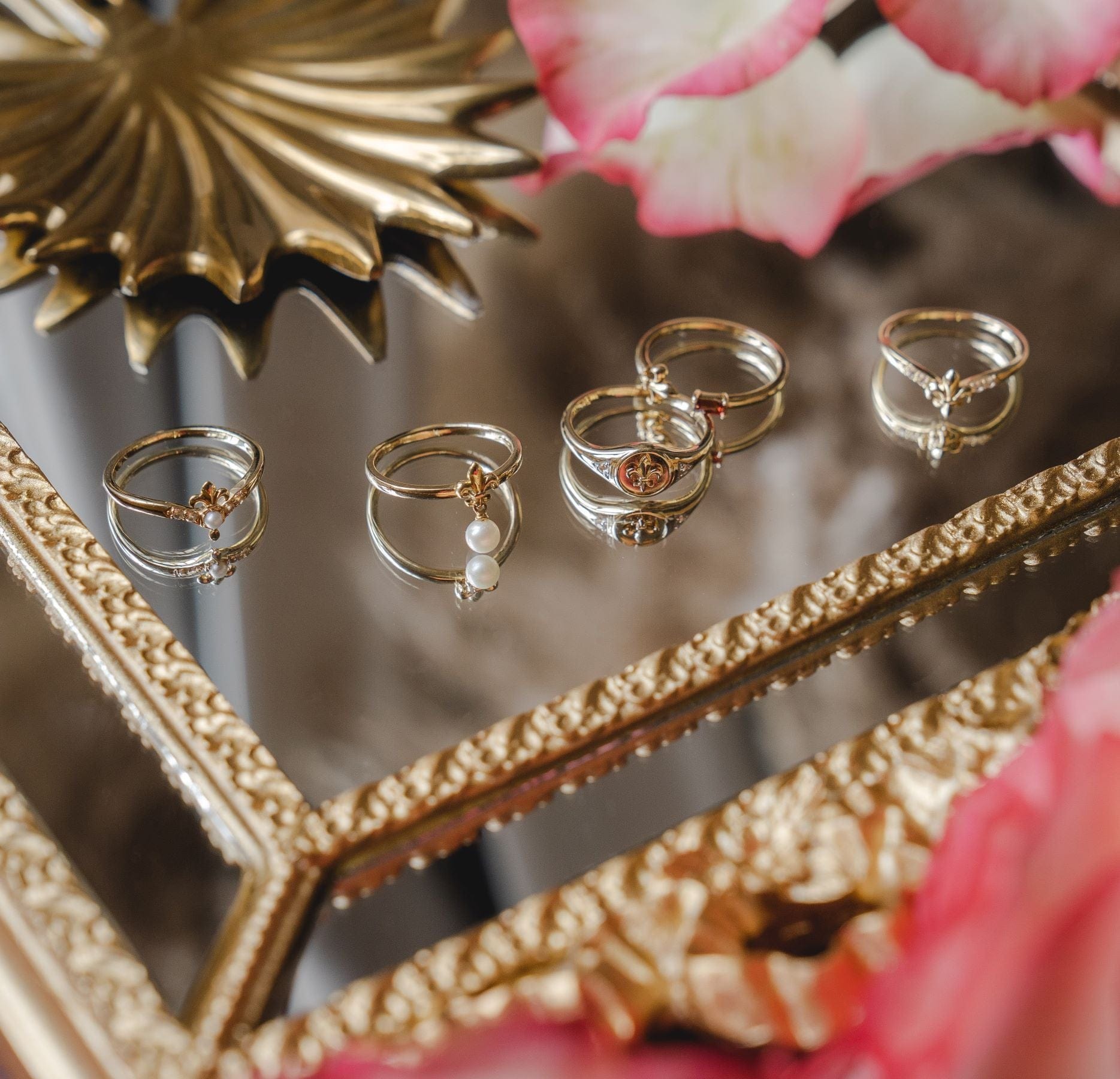 https://cdn.shopify.com/s/files/1/0064/4114/0309/files/Joan_Rings_garnet_spade.mp4?v=1603280680